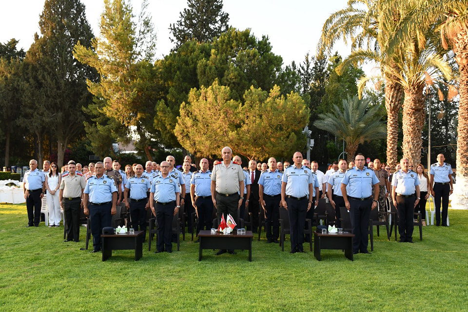 EMEKLİYE AYRILAN VE MESLEKTE 30 HİZMET YILINI TAMAMLAYAN PERSONELE PLAKETLERİ TAKDİM EDİLDİ.